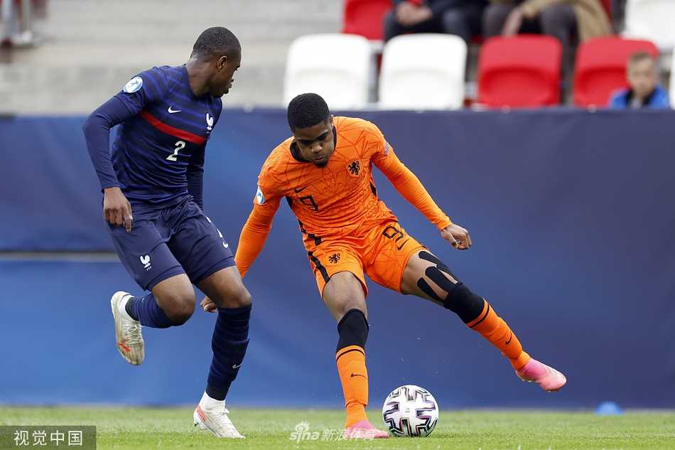 全场比赛结束，荷兰队球员们集体冲向球场中央忘情庆祝，而法国队员则黯然神伤地低头离场