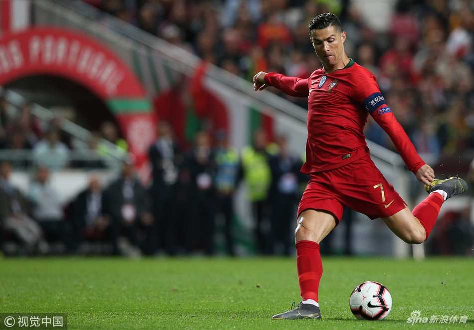 葡萄牙主帅费尔南多·桑托斯在场边焦急地指挥比赛，试图调整战术攻破乌克兰的密集防守。