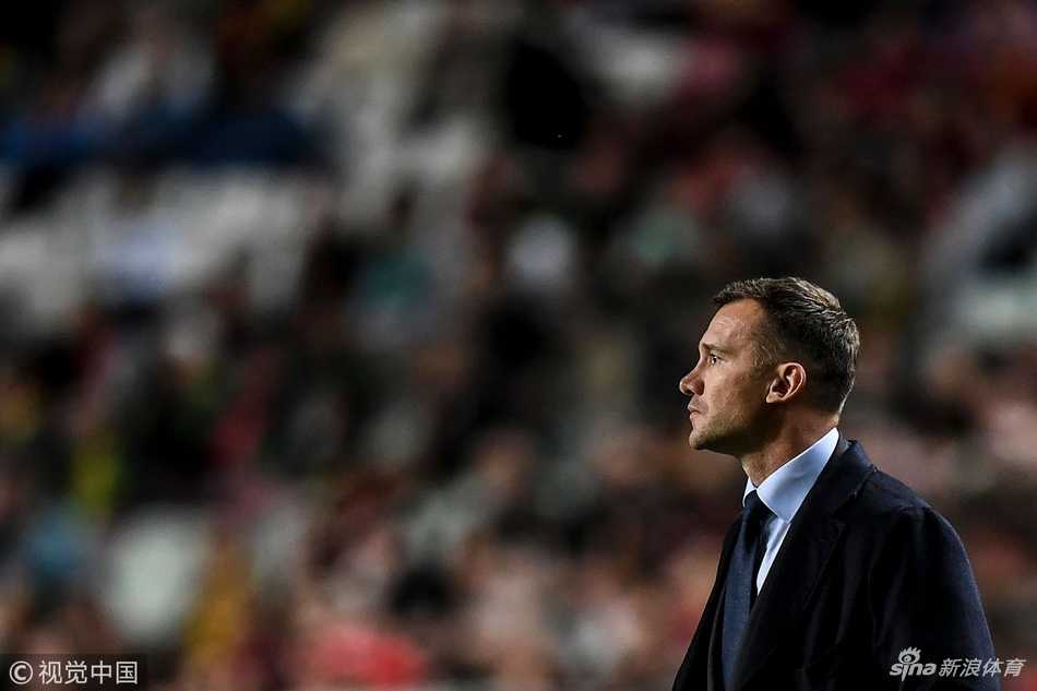 葡萄牙新星贝尔纳多·席尔瓦面对防守球员，用一次精彩的变向突破撕开防线，展现了细腻的脚下技术。