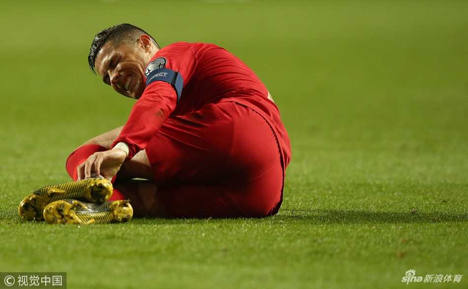 C罗在拼抢中回头伸手照顾身后的老队友佩佩，两人之间的默契与信任是葡萄牙防线的基石。