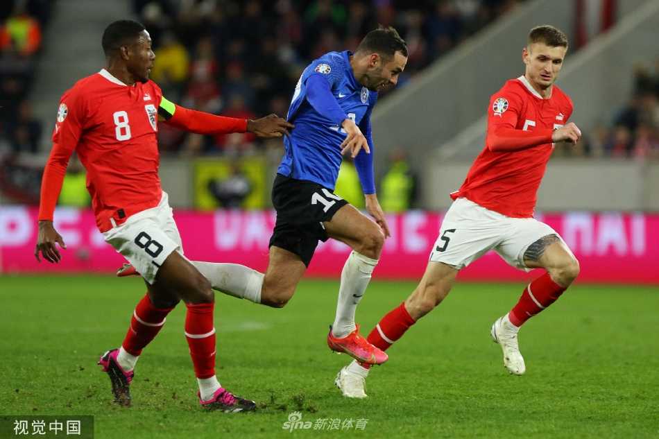 爱沙尼亚门将奋力扑救单刀球瞬间，身体如雄鹰展翅完全舒展，指尖几乎触到皮球