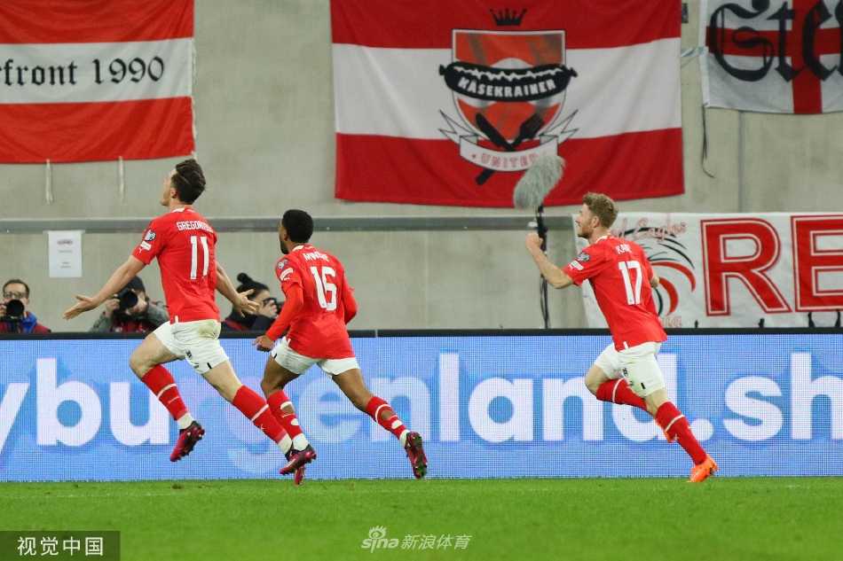 奥地利前锋格雷戈里奇在绝杀后张开双臂狂奔庆祝，背后是沸腾的看台与漫天星光般的闪光灯