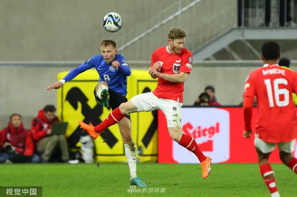 奥地利队员围成一圈互相鼓舞，队长正在激动地呐喊，众人神情坚毅目光如炬