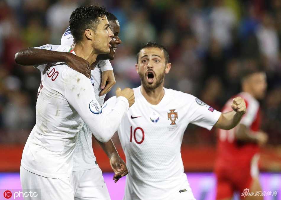 威廉·卡瓦略在门前混战中机敏捅射破门，为葡萄牙队首开纪录，队友们纷纷上前庆祝这一打破僵局的宝贵进球。