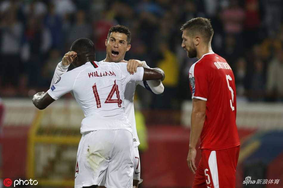 贡萨洛·格德斯在塞尔维亚防守球员的围堵下，用精巧的脚下技术晃开角度，左脚劲射远角得分，将比分扩大为2比0。