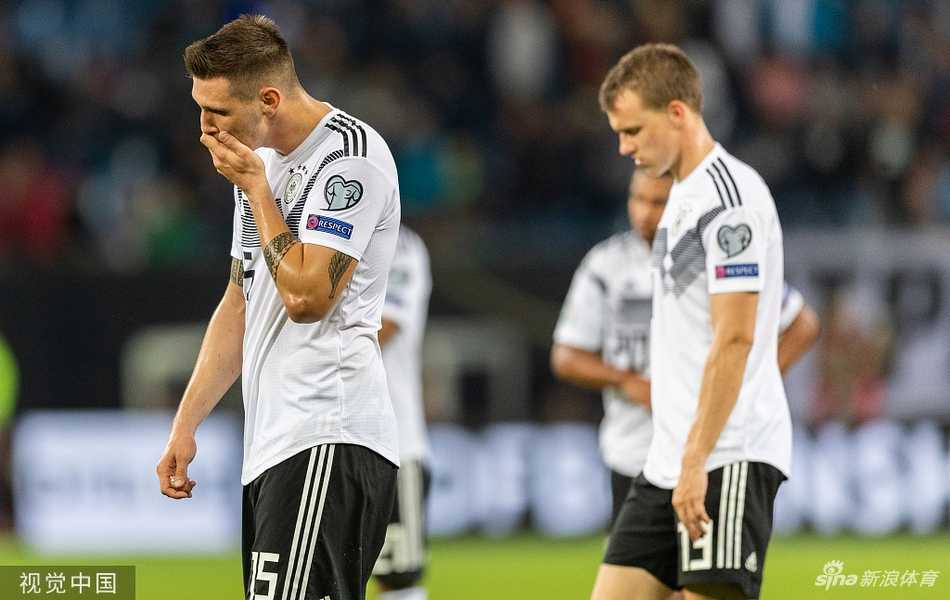 弗朗基-德容打入国家队处子球后激情滑跪，他紧闭双眼，张开双臂，仿佛在倾听橙色军团球迷看台传来的山呼海啸般的欢呼声