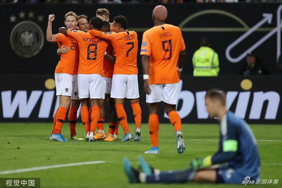 德国队后卫若纳唐-塔不慎将球碰入自家球门，他双手抱头，脸上写满了难以置信和沮丧，在他身后是正准备庆祝的荷兰前锋德佩
