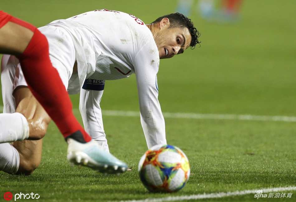 进球功臣克·罗纳尔多在比赛中控球，他的出色发挥和领袖气质是葡萄牙队能够在客场全取三分的关键因素。