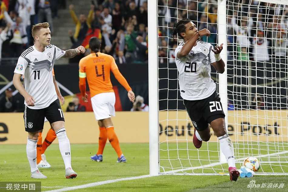 荷兰替补前锋马伦登场不久便打入反超一球，进球后的他激动地张开双臂奔跑，队友们纷纷冲向这位首秀便立功的年轻小将