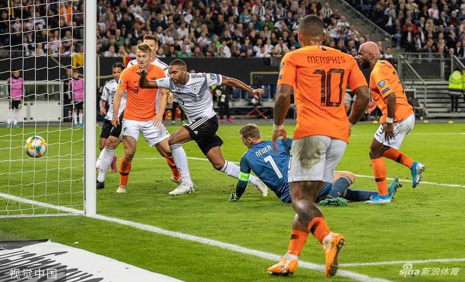 维纳尔杜姆补时阶段推射破门锁定胜局，他咆哮着狂奔庆祝，身后的荷兰队友和看台上的一抹橙色与他共同构成一幅激情澎湃的画面