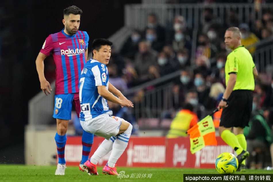 武磊在绿茵场上带球突破，身姿矫健如猎豹般驰骋于赛场之间