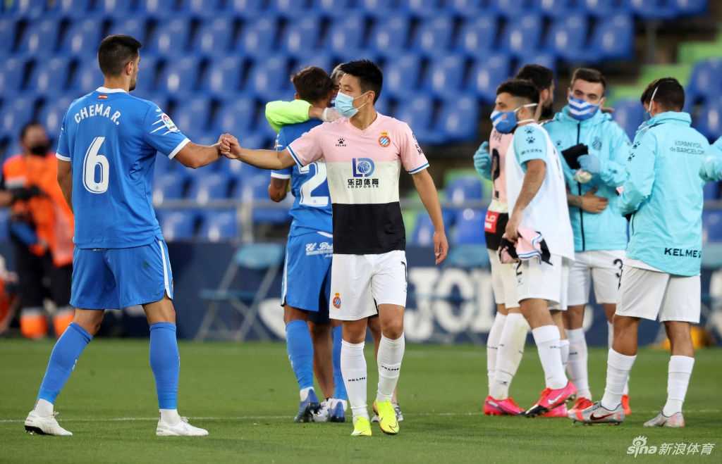 贝尔纳多染红瞬间，场上气氛剑拔弩张，白衣裁判手指罚出场外，武磊与队友们难以置信地围拢过来，蓝白球衣在夕阳下显得格外孤寂。