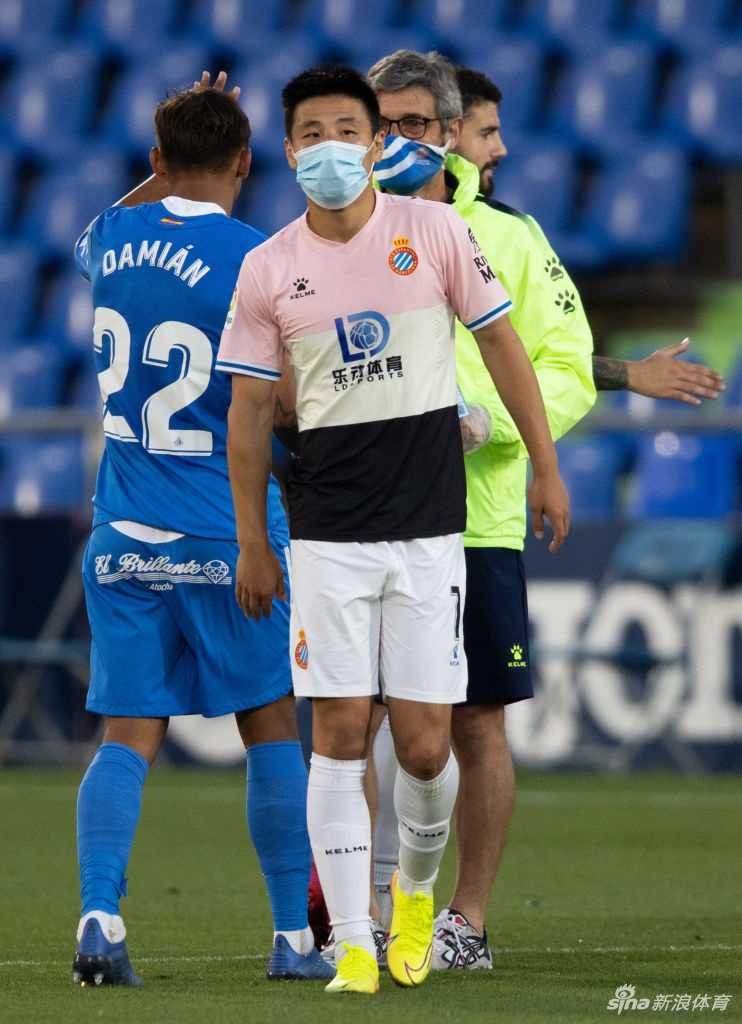 武磊奋力回追堵截，草屑飞溅中他几乎滑铲倒地，全身肌肉线条紧绷，用身体封堵住对手的传球线路，这一刻他是球队最坚固的屏障。