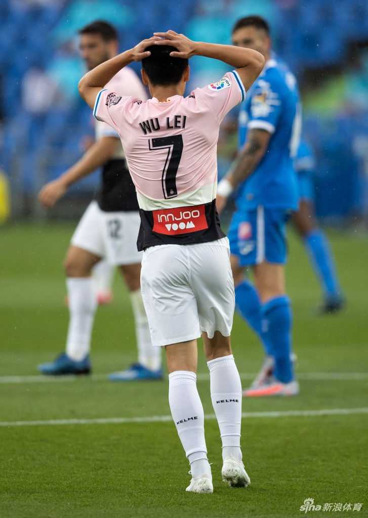武磊被换下时与梅伦多击掌，汗水湿透了球衣，他的眼神中既有不甘也有释然，看台上球迷的掌声仿佛穿透了屏幕，为这位斗士送行。