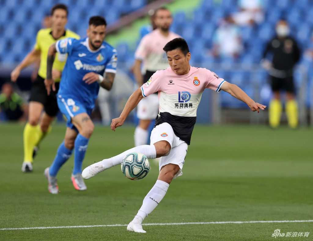 卡莱里与武磊双箭齐发，武磊高速前插伸手要球，卡莱里则背身扛住防守伺机做球，两人之间默契的连线是绝境中唯一的反击希望。