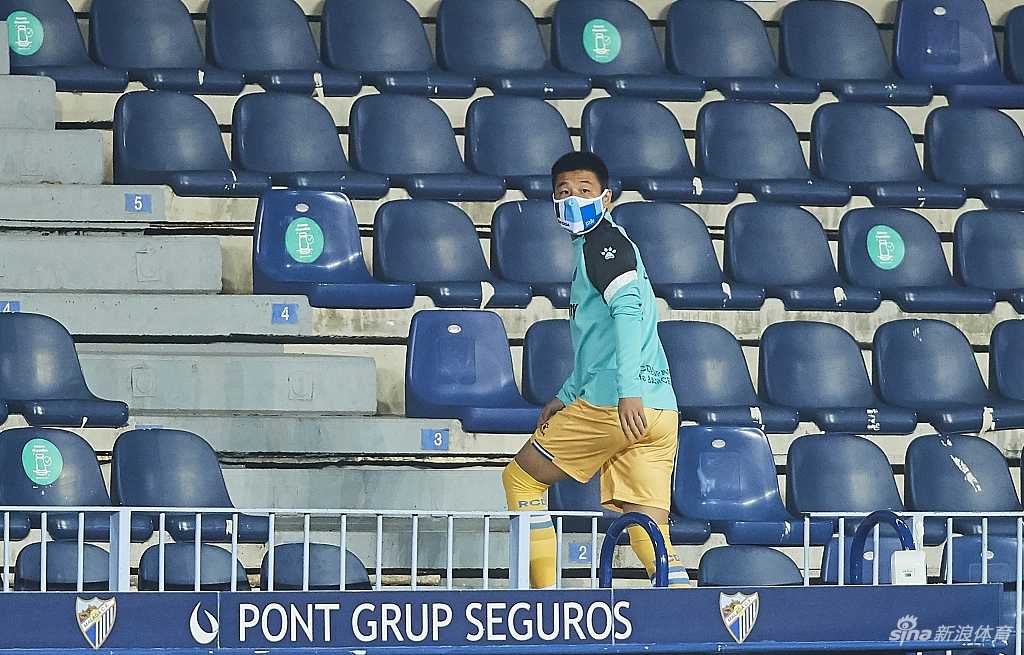 恩巴尔巴进球后激情咆哮，双臂奋力上扬，队友们纷纷围拢过来，分享这粒为球队打开胜利之门的精彩瞬间。