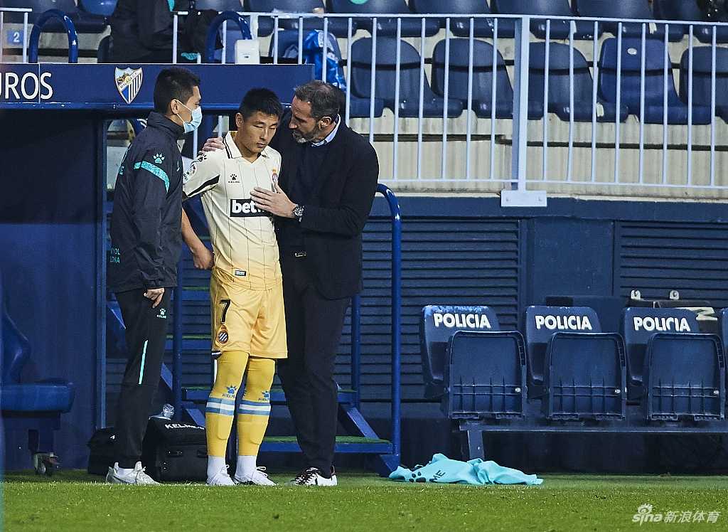 德托马斯高高跃起头球破门瞬间，身体在空中舒展成一张满弓，皮球在他的顶撞下划出弧线飞向球门死角。