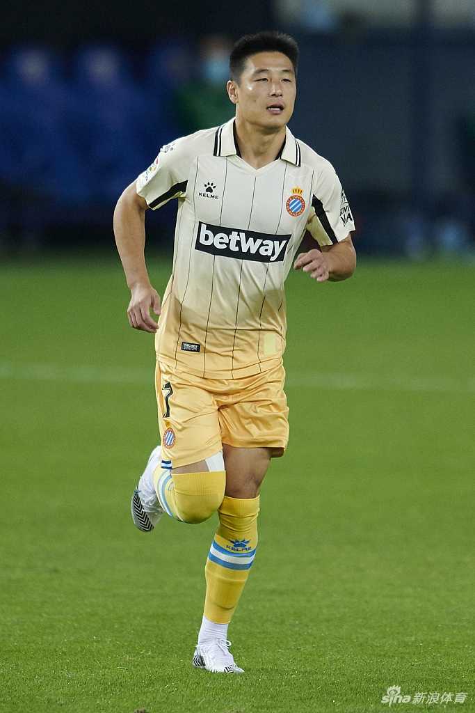 武磊替补登场后全力冲刺，蓝色球衣在风中紧贴身体，他伸出手臂示意队友传球，渴望在复出首战中有所作为。