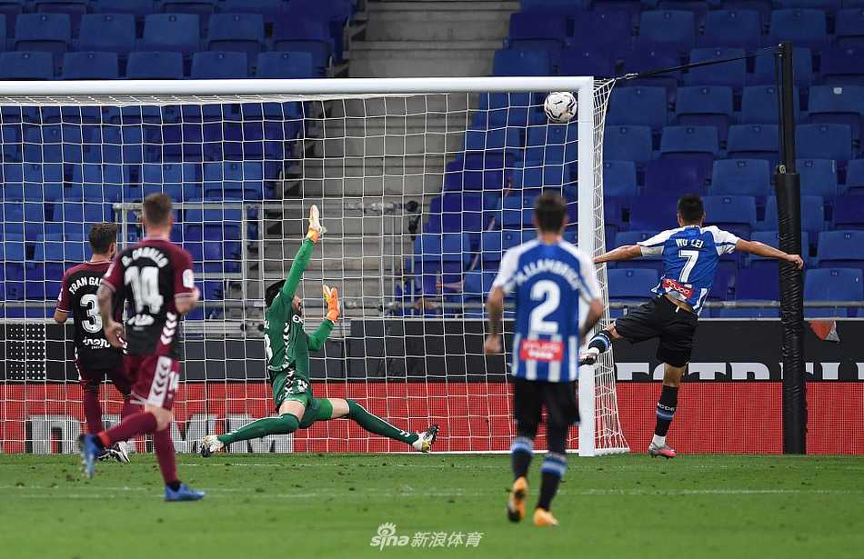 梅伦多凌空侧抽破门瞬间，武磊张开双臂在门前形成干扰，皮球划过一道弧线直挂网窝，整个球场为之沸腾