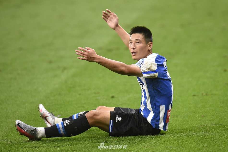 武磊在进球后激动地挥拳怒吼，全身肌肉紧绷，仿佛要将上赛季降级的郁闷一扫而光，脸上写满了坚毅与喜悦