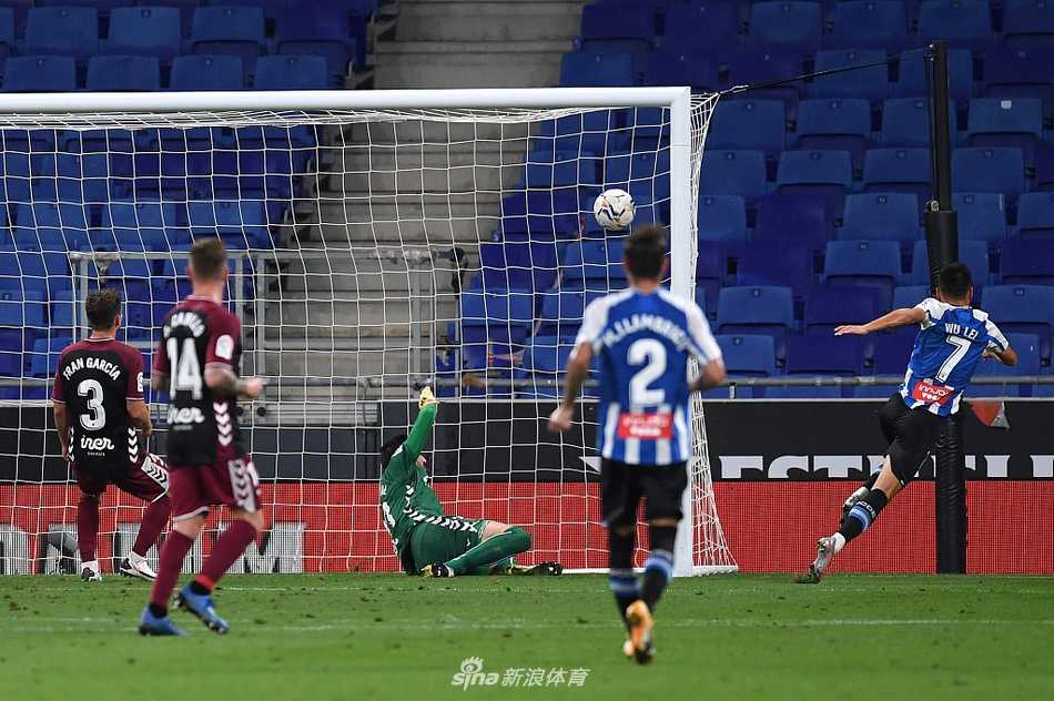 武磊在禁区内高高跃起争抢头球，他舒展身体，犹如一张拉满的弓，展现了极佳的核心力量和抢点意识