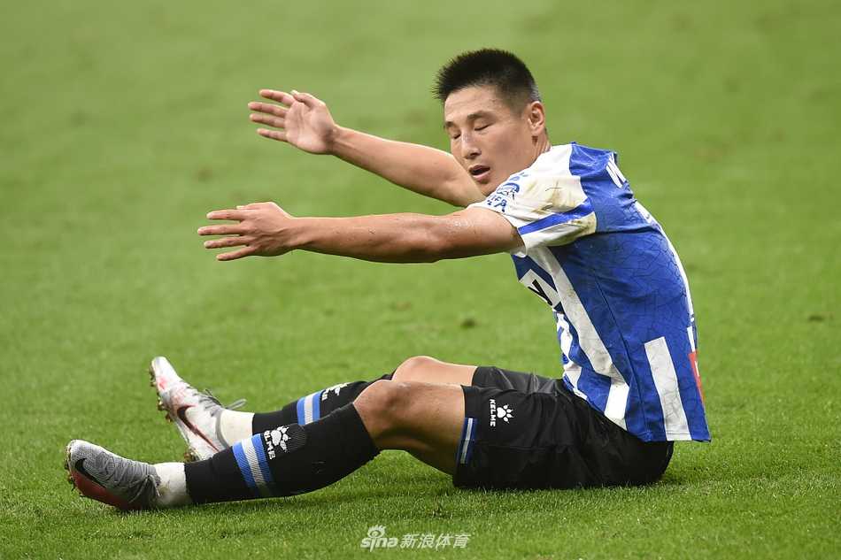 武磊被替换下场时，科尔内亚-埃尔普拉特球场掌声雷动，他双手举过头顶向看台上的球迷鼓掌致意，感谢他们的支持