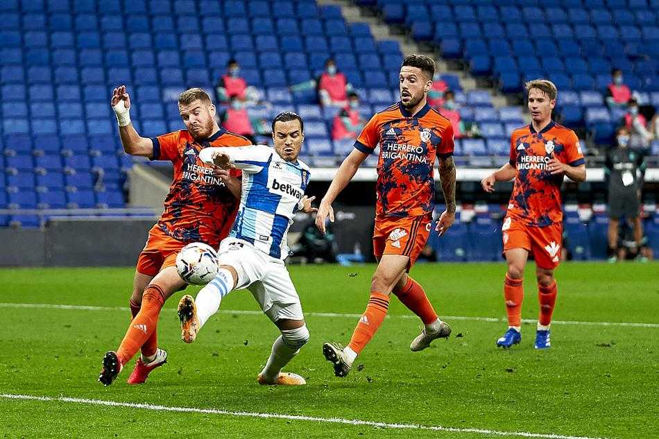 佩德罗萨与对手阿多特在边线展开速度与力量的较量，脚下的足球成为两人争夺的焦点。