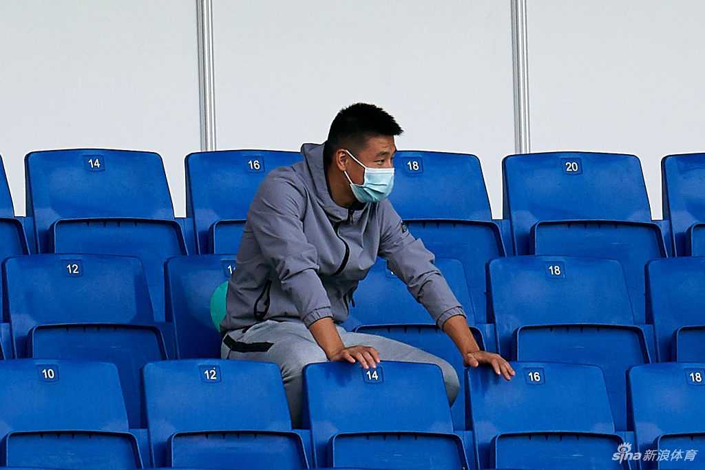 进球功臣梅里达在队友的簇拥下张开双臂忘情奔跑，他的世界波为西班牙人打开了胜利之门，看台上掌声雷动。