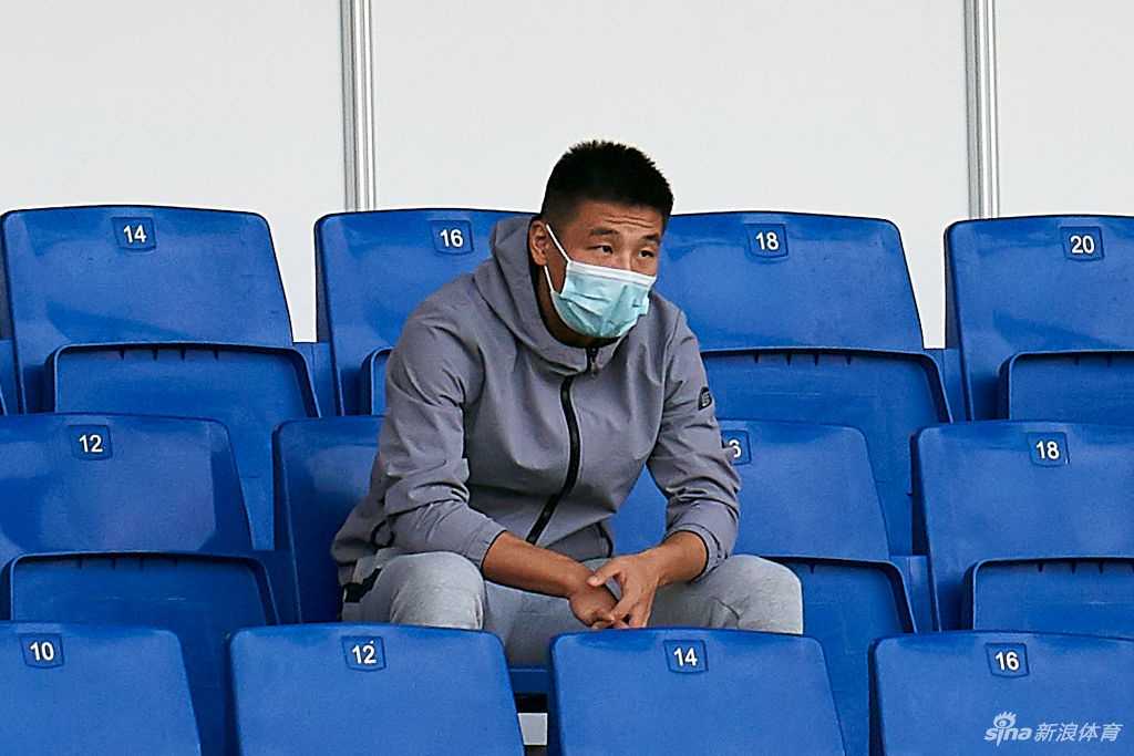 在看台上，因伤缺阵的武磊目光专注地为场上队友加油鼓劲，虽然无法出战，但他的心始终与球队同在。
