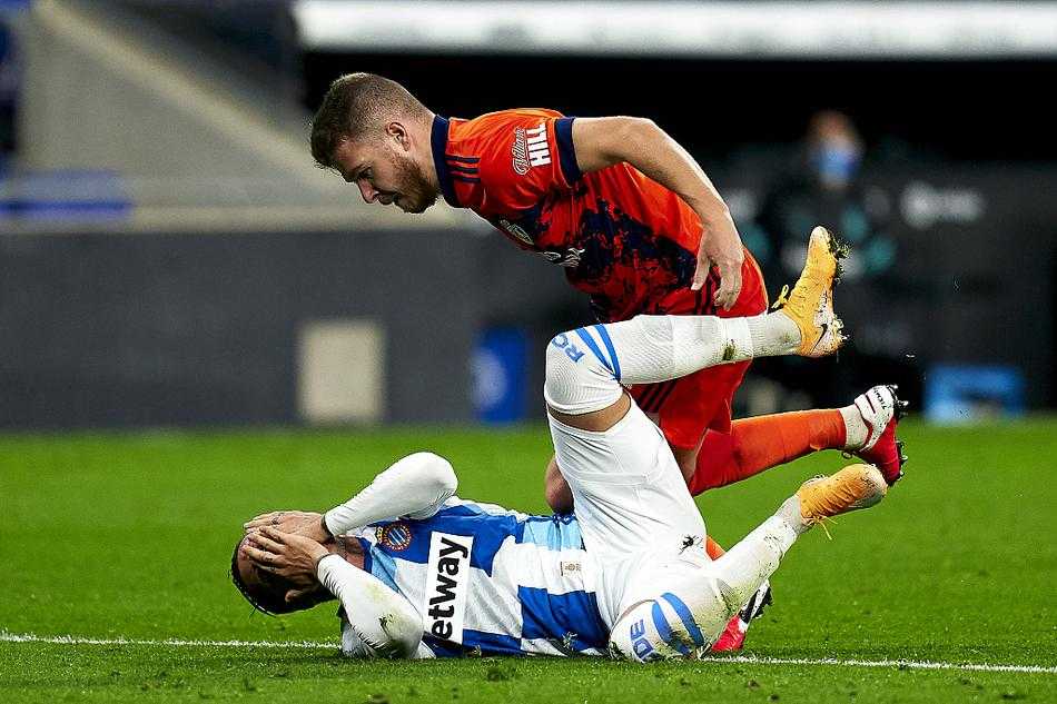 门神迭戈·洛佩斯舒展身体奋勇扑救，即使倒地也不忘用眼神封锁对手的补射角度。