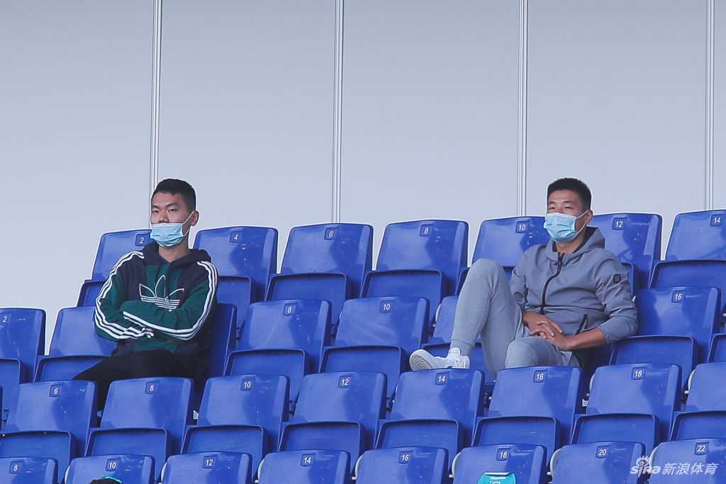 德托马斯在对方禁区内倚住防守球员奋力争抢头球，虽然本场未能进球，但他的支点作用为队友创造了不少机会。