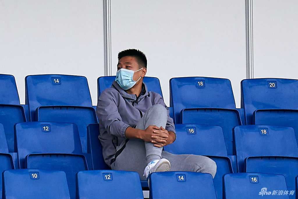 西班牙人后卫卡夫雷拉（右）与米兰德斯球员吉尔卡在边线展开激烈肉搏，两人眼神中都透露出对球权的极度渴望。