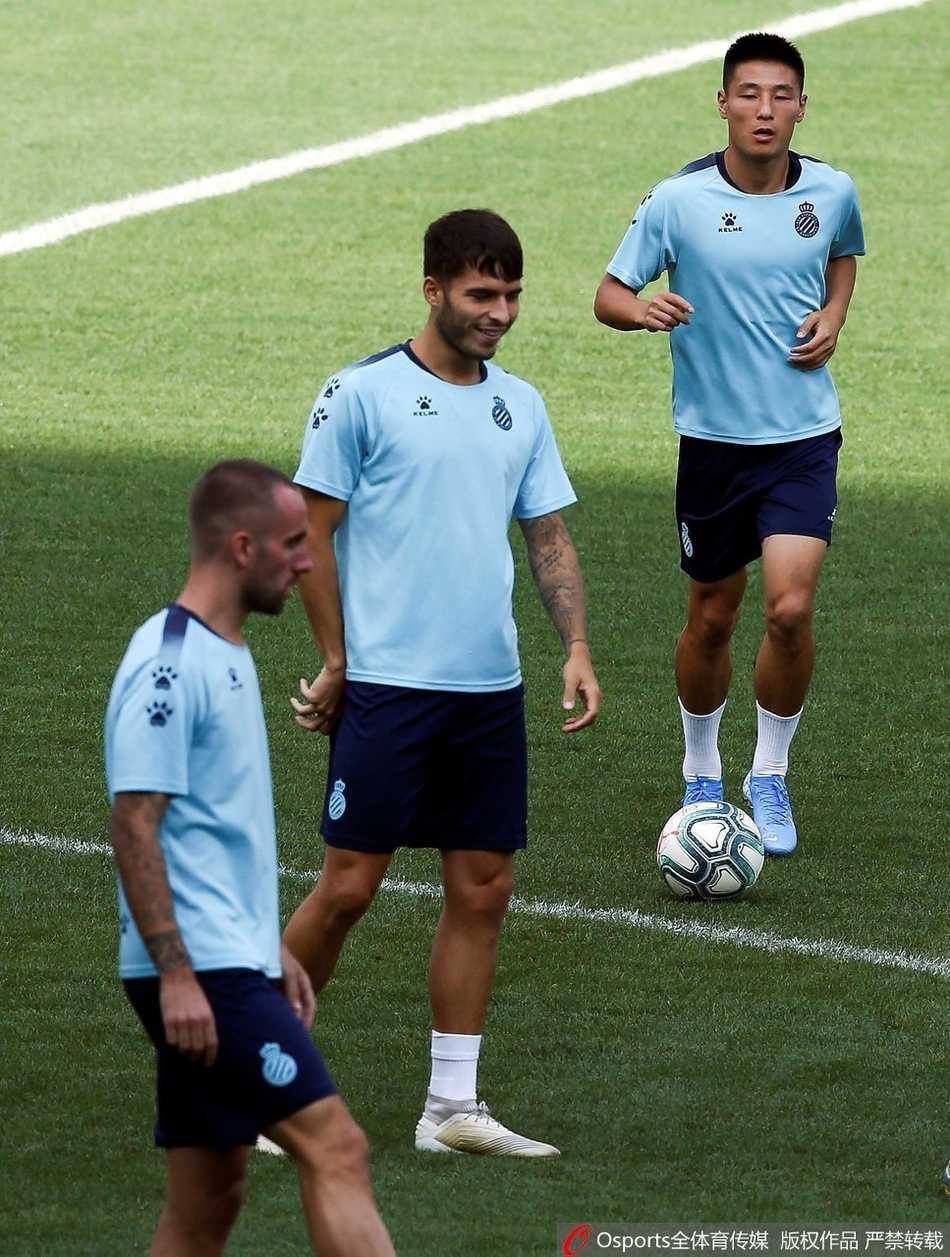 新闻发布会现场，主教练加耶戈手势丰富地向记者讲解战术，身旁的武磊认真聆听，仿佛已经将教练的部署烙印在心中。