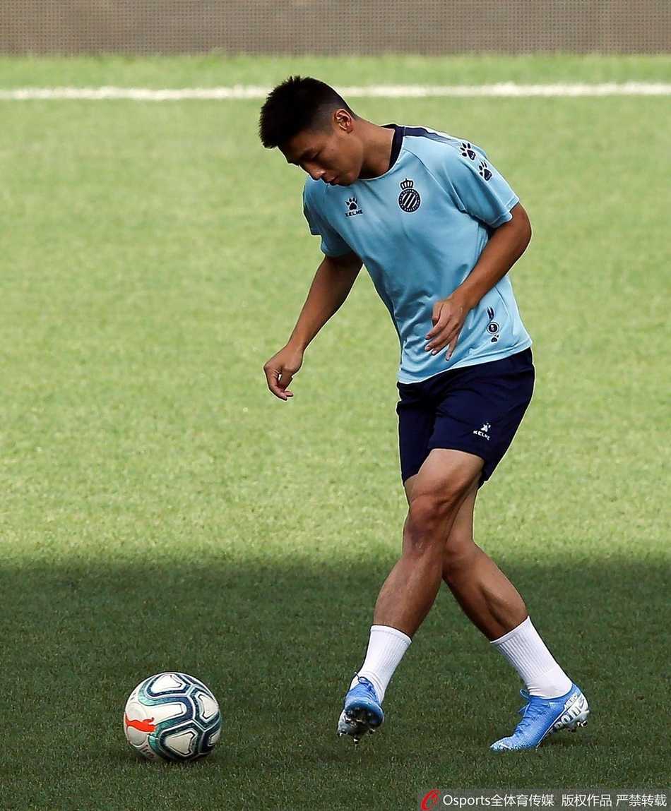 武磊在训练场上目光如炬，每一次触球都显得格外专注，汗水浸湿了衣襟，流露出对胜利的极度渴望。