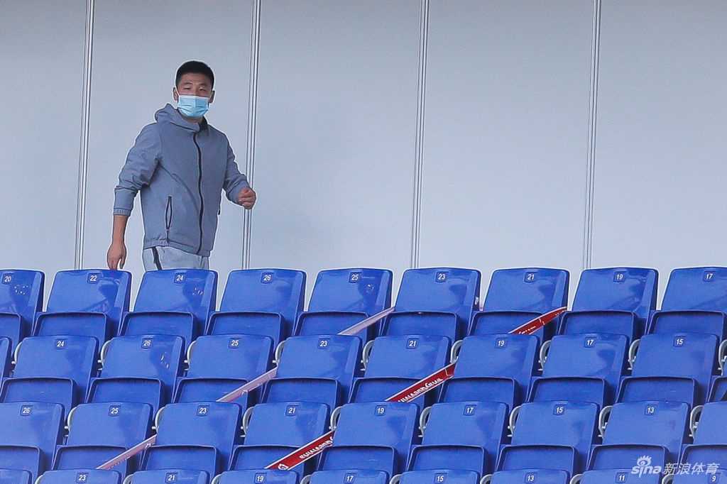 全场比赛结束，西班牙人球员们围成一圈相互鼓劲，庆祝这场关键的胜利，团队精神是他们领跑积分榜的关键。