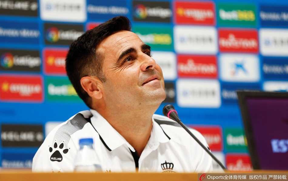 训练结束后，武磊单独进行核心力量训练，夕阳的余晖洒在他坚毅的脸庞上，为了欧战梦想他不放过任何提升细节的机会。