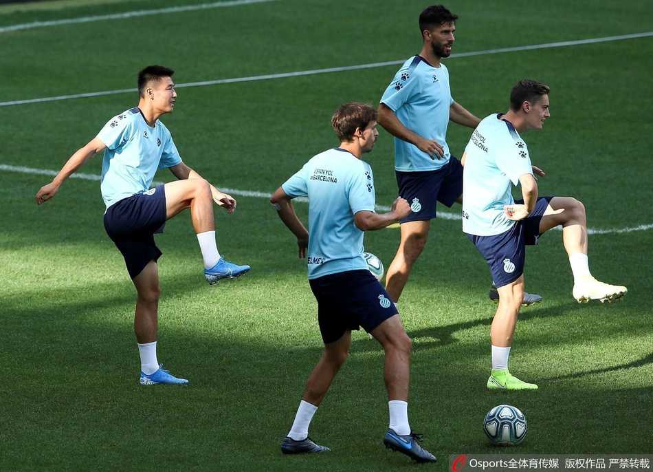 训练对抗赛中，武磊高速插上接应队友传球，身姿矫健如猎豹，整个进攻线在战术演练中显得默契十足。