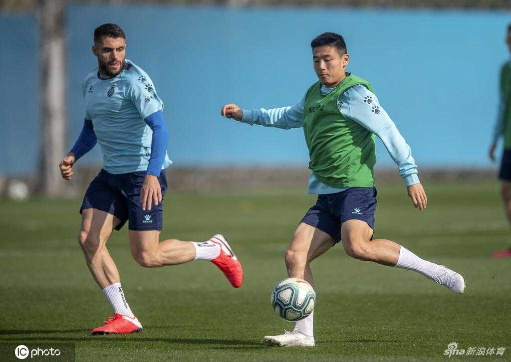 训练中的武磊面带微笑，心情显得十分放松，良好的心态是他迎接周末关键战役的重要武器。