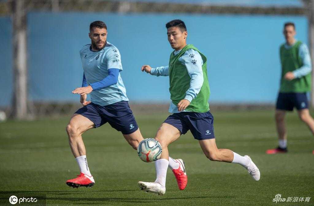 武磊在训练间隙与队友交流战术，他专注地倾听，积极沟通，力求在场上达成最佳默契。