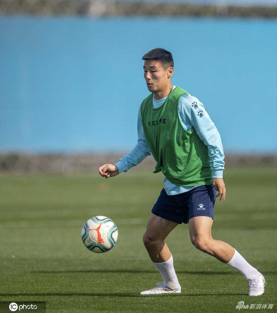 训练结束后，武磊加练拉伸，每一个细节都力求完美，他正以最佳的身体状态迎接西甲第27轮的挑战。