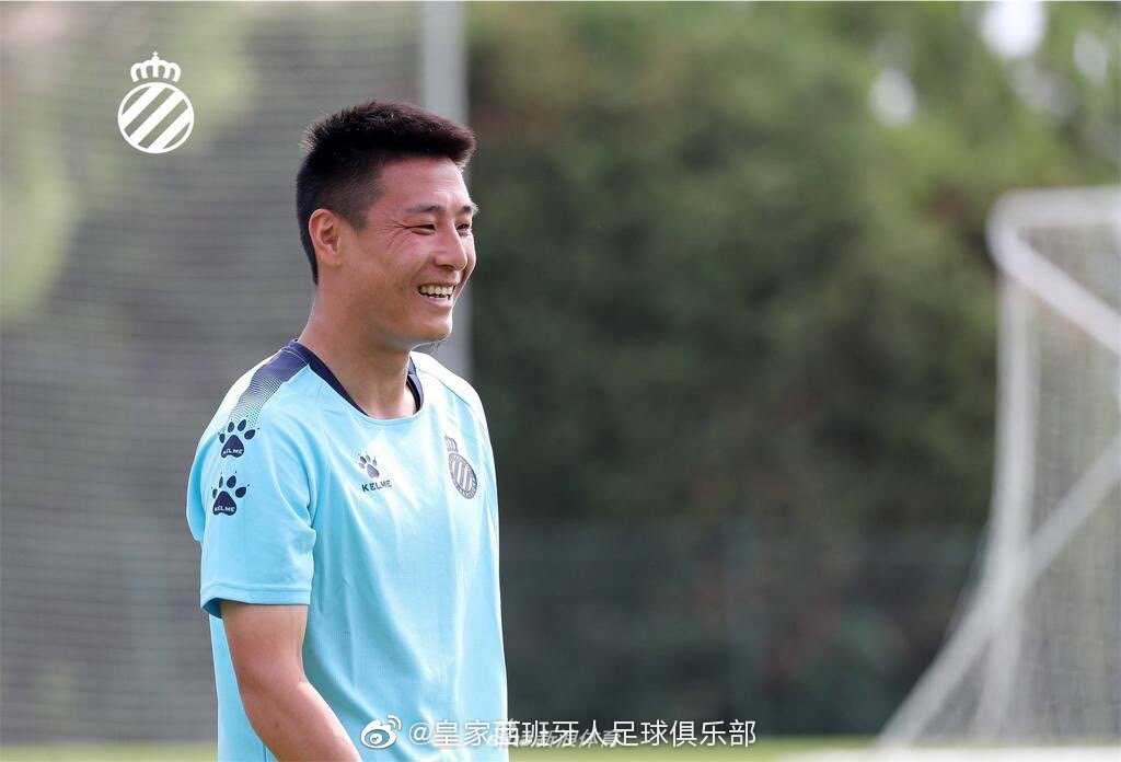 在体能教练的陪伴下，武磊进行着高强度的有氧训练，每一滴汗水都在浇灌着新赛季的梦想之花。