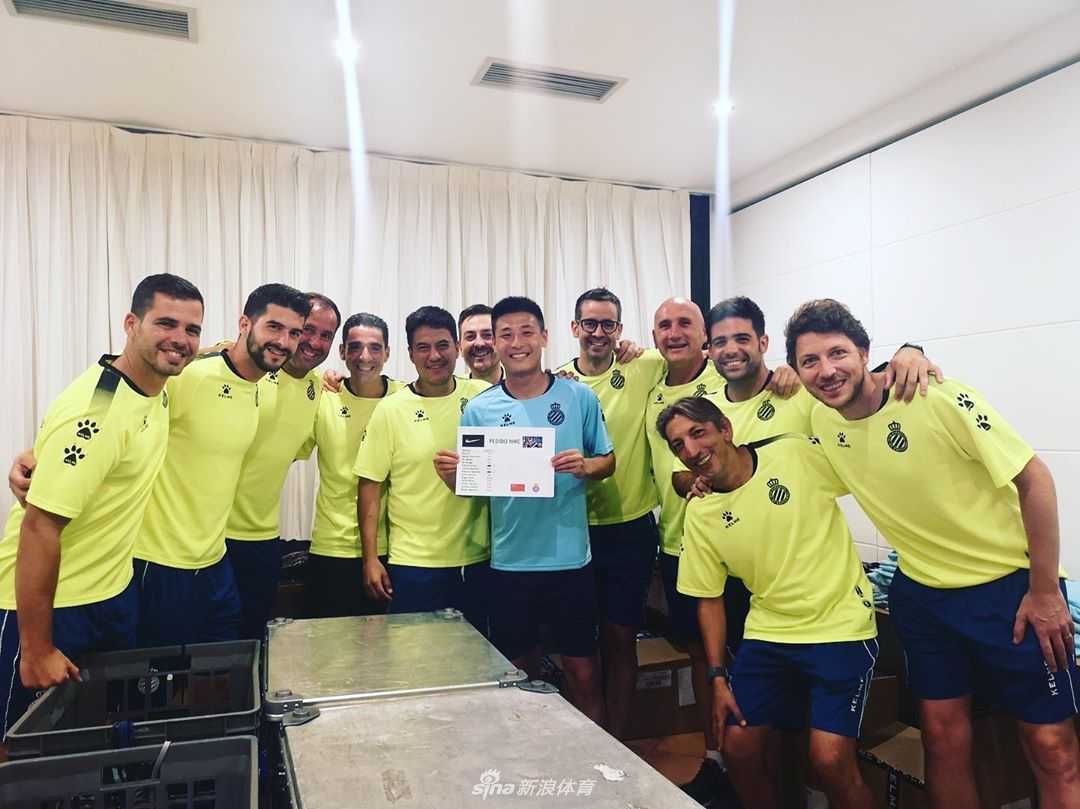 武磊在训练场上笑容格外灿烂，阳光洒在他肩头，仿佛预示着新赛季充满希望的光芒。