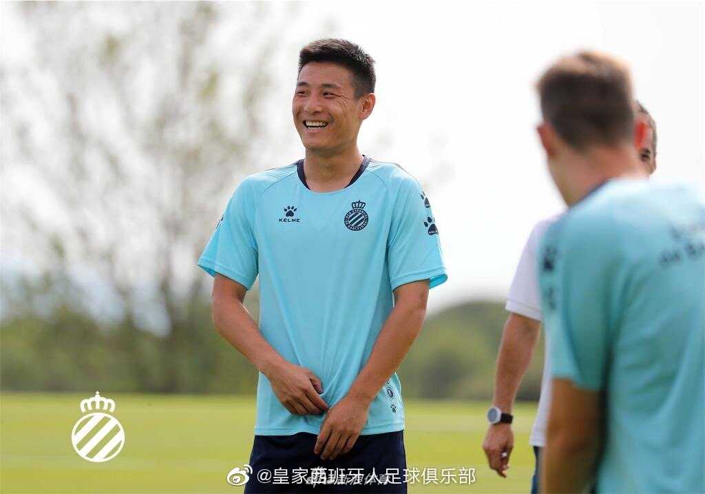 训练场上的武磊目光如炬，他在加耶戈的指导下积极跑动，用汗水书写着属于自己的西甲新篇章。