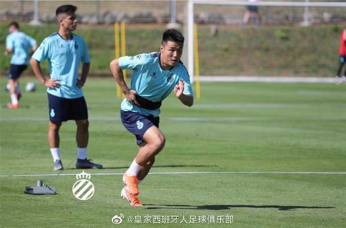 分组对抗中，武磊机敏地穿插跑位，瞬间撕破对手防线，他在前场的灵动身影是西班牙人进攻的一把利刃。