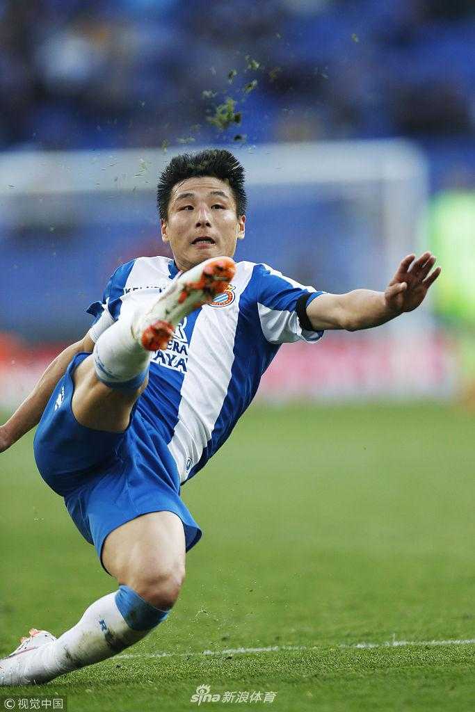 在对方严密防守下，武磊侧身护球，用娴熟的脚下技术控制住皮球，冷静观察着场上的局势。