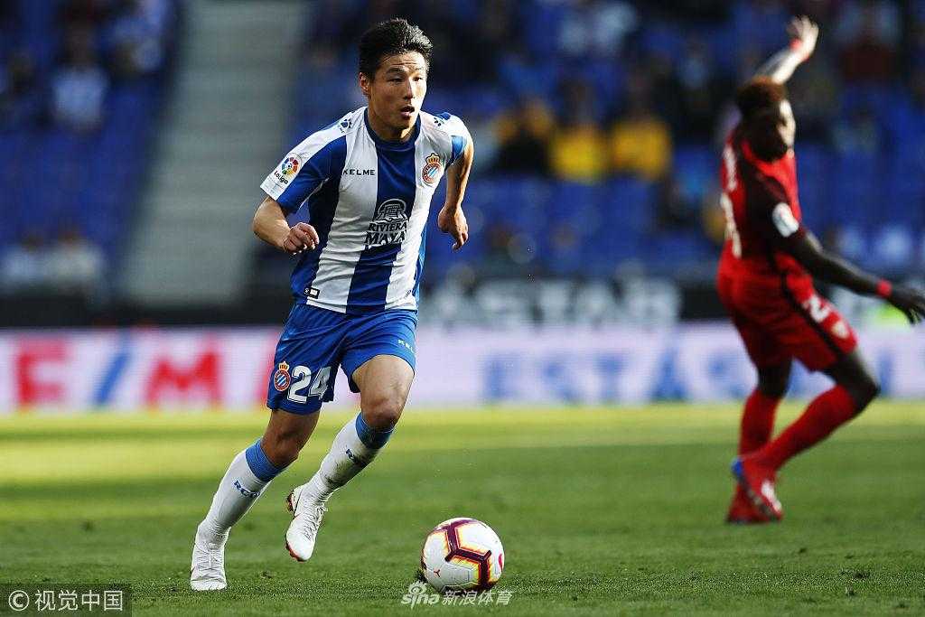 武磊在边路衔枚疾走，眼神坚定，他正用自己最擅长的速度与灵巧，试图撕开塞维利亚严密的防线。