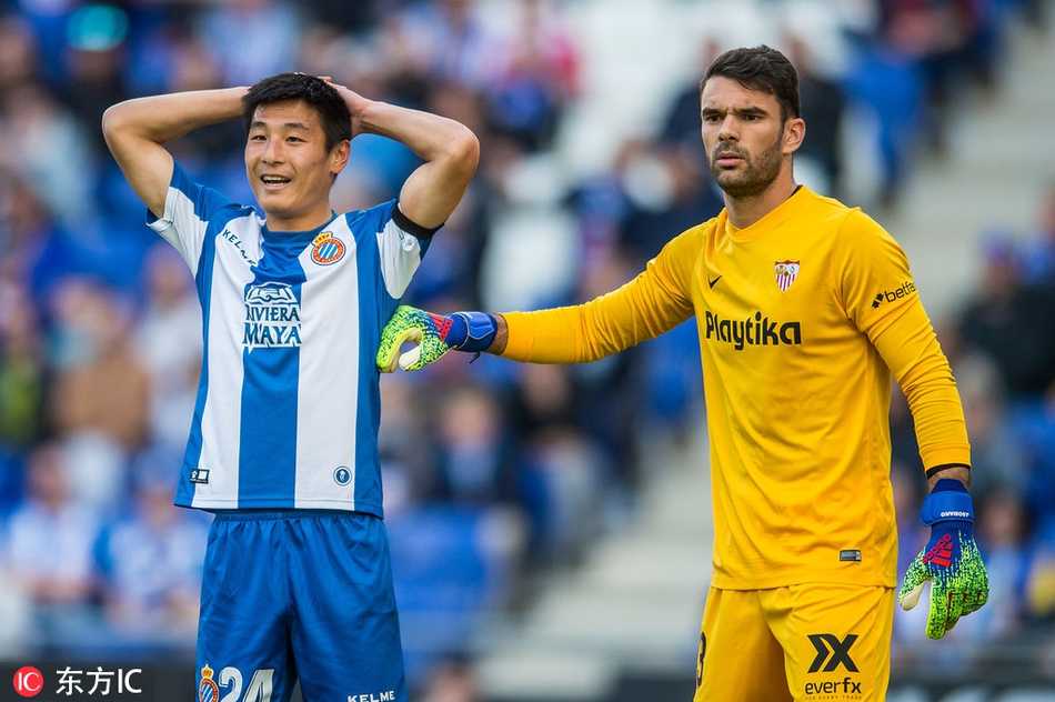 武磊在对方禁区前沿高高跃起，以一记力道十足的头槌攻门，皮球稍稍高出横梁，惊出对手一身冷汗。