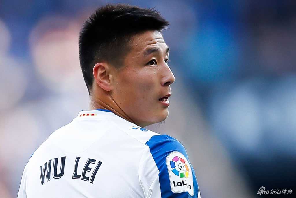 武磊在底线附近面对马竞防守球员，眼神坚毅地护住皮球，准备送出关键传中