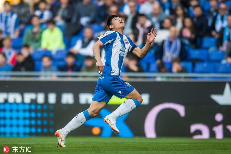 武磊在边路高速带球突破，防守球员在身后紧追不舍，他用自己的速度与决心，一次次向对手腹地发起冲击。