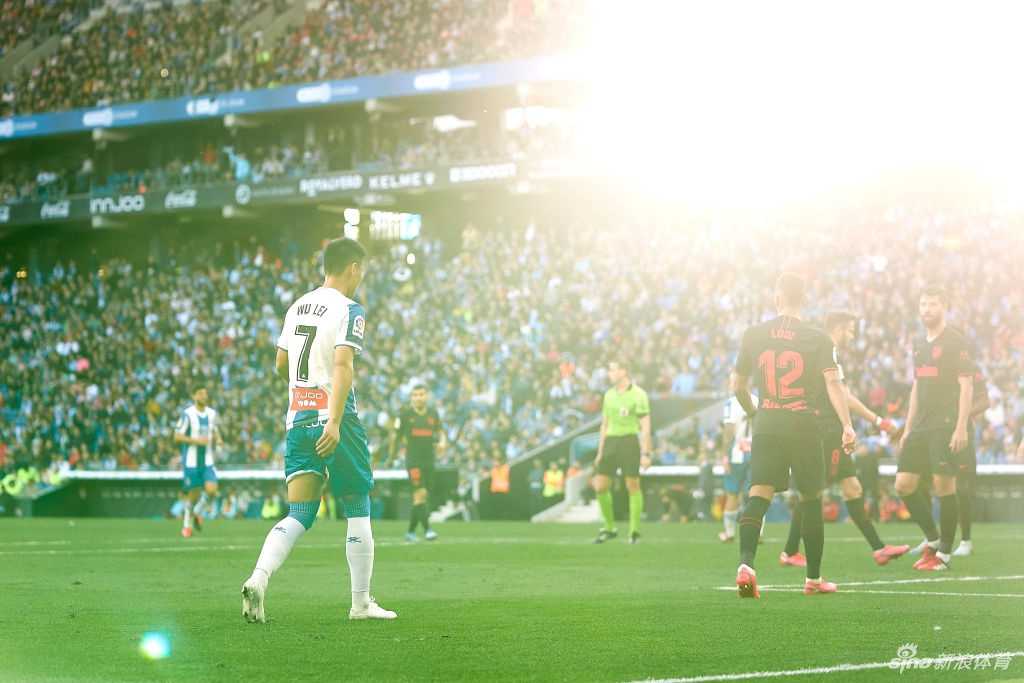 武磊在传中后回头望向门前，眼神中充满期待，他制造的乌龙球让全场沸腾